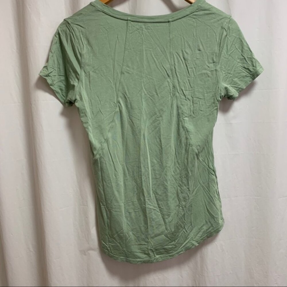 Balance Athletica The Venture Tee in “Vine” Green Medium - Picture 5 of 7